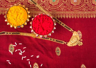 Hint Festivali: Rakhi, pirinç taneleri, kumkum, tatlılar ve şık bir Rakhi tabağında diya. Geleneksel Hint bilekliği Kardeşler ve Kız Kardeşler arasındaki aşkın sembolüdür.