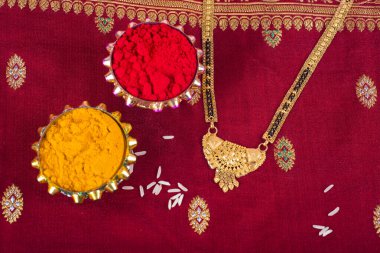 Hint Festivali: Rakhi, pirinç taneleri, kumkum, tatlılar ve şık bir Rakhi tabağında diya. Geleneksel Hint bilekliği Kardeşler ve Kız Kardeşler arasındaki aşkın sembolüdür.