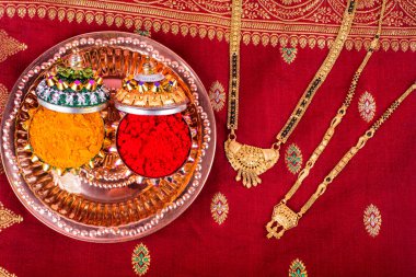 Hint Festivali: Kumkumlu Rakhi, tatlı ve zarif bir Rakhi tabağında diya. Geleneksel Hint bilekliği Kardeşler ve Kız Kardeşler arasındaki aşkın sembolüdür.