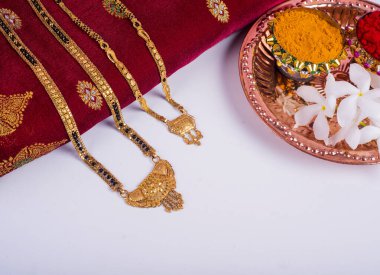 Hint Festivali: Rakhi, pirinç taneleri, kumkum, tatlılar ve şık bir Rakhi tabağında diya. Geleneksel Hint bilekliği Kardeşler ve Kız Kardeşler arasındaki aşkın sembolüdür.