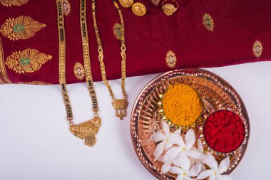 Hint Festivali: Rakhi, pirinç taneleri, kumkum, tatlılar ve şık bir Rakhi tabağında diya. Geleneksel Hint bilekliği Kardeşler ve Kız Kardeşler arasındaki aşkın sembolüdür.