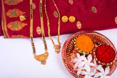 Hint Festivali: Rakhi, pirinç taneleri, kumkum, tatlılar ve şık bir Rakhi tabağında diya. Geleneksel Hint bilekliği Kardeşler ve Kız Kardeşler arasındaki aşkın sembolüdür.