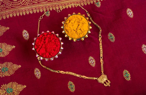 디야를 라키를 곁들인 형제자매간 상징하는 전통적 인도의 — 스톡 사진