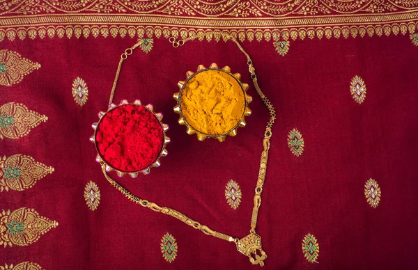 インドの祭り 格調高いラキで クムクム お菓子 ディヤを盛り付けたお皿に盛り付けます 兄弟姉妹間の愛の象徴である伝統的なインドの手首バンド — ストック写真