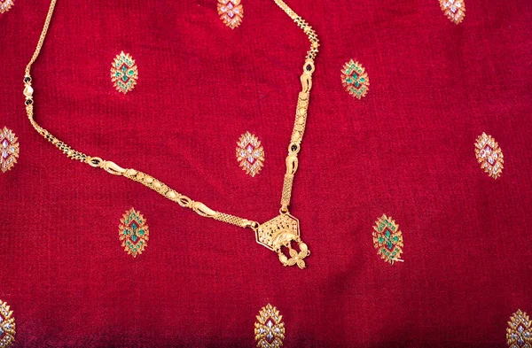 Traditioneller Indischer Goldschmuck Auf Stoffhintergrund — Stockfoto