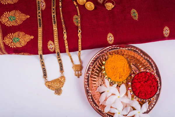 인도의 라키에는 디야를 라키를 곁들여 먹는다 형제자매간 상징하는 전통적 인도의 — 스톡 사진