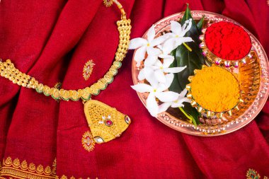 Hint Festivali: Rakhi, pirinç taneleri, kumkum, tatlılar ve şık bir Rakhi tabağında diya. Geleneksel Hint bilekliği Kardeşler ve Kız Kardeşler arasındaki aşkın sembolüdür.