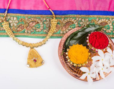 Hint Festivali: Rakhi, pirinç taneleri, kumkum, tatlılar ve şık bir Rakhi tabağında diya. Geleneksel Hint bilekliği Kardeşler ve Kız Kardeşler arasındaki aşkın sembolüdür.