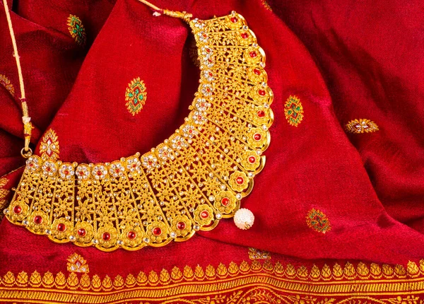 Traditioneller Indischer Goldschmuck Auf Stoffhintergrund — Stockfoto