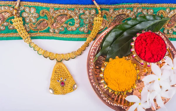 Festival India Rakhi Dengan Kumkum Permen Dan Diya Atas Piring — Stok Foto