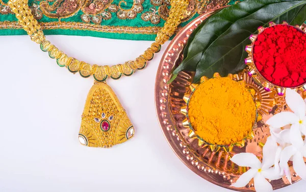 디야를 라키를 곁들인 형제자매간 상징하는 전통적 인도의 — 스톡 사진