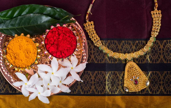 Hint Festivali: Kumkumlu Rakhi, tatlı ve zarif bir Rakhi tabağında diya. Geleneksel Hint bilekliği Kardeşler ve Kız Kardeşler arasındaki aşkın sembolüdür.