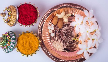 Hint Festivali: Rakhi, pirinç taneleri, kumkum, tatlılar ve şık bir Rakhi tabağında diya. Geleneksel Hint bilekliği Kardeşler ve Kız Kardeşler arasındaki aşkın sembolüdür.