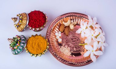 Hint Festivali: Rakhi, pirinç taneleri, kumkum, tatlılar ve şık bir Rakhi tabağında diya. Geleneksel Hint bilekliği Kardeşler ve Kız Kardeşler arasındaki aşkın sembolüdür.