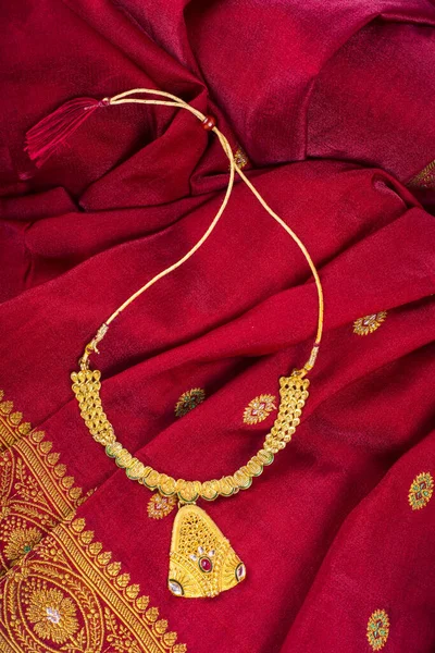 布底上的印度传统黄金首饰 — 图库照片