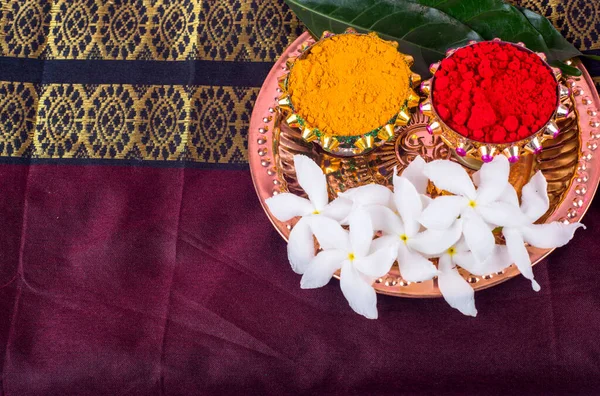 Hint Festivali: Kumkumlu Rakhi, tatlı ve zarif bir Rakhi tabağında diya. Geleneksel Hint bilekliği Kardeşler ve Kız Kardeşler arasındaki aşkın sembolüdür.