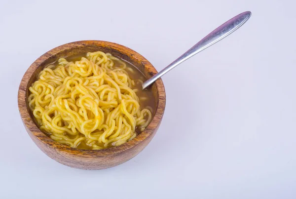 Macarrão Tigela Madeira Fundo Branco — Fotografia de Stock