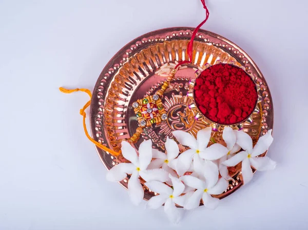 インド祭 クムク お菓子 ディヤを盛り付けた 上品なラキのラキ 兄弟姉妹間の愛の象徴である伝統的なインドの手首バンド — ストック写真
