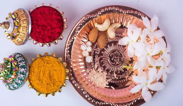 인도의 라키에는 디야를 라키를 곁들여 먹는다 형제자매간 상징하는 전통적 인도의 — 스톡 사진
