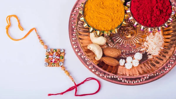 Індійський Фестиваль Ракі Рисовими Зернами Кумкумом Солодощами Дья Тарілці Елегантним — стокове фото