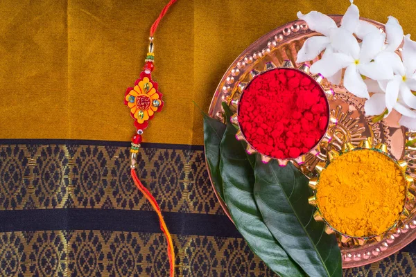 Індійський Фестиваль Ракхі Кумкумом Солодощами Дья Тарілці Елегантним Ракі Традиційний — стокове фото
