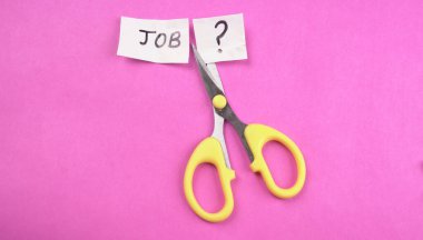 Makasla kesme işi. Küçültme veya işsizlik sorunları kavramı.