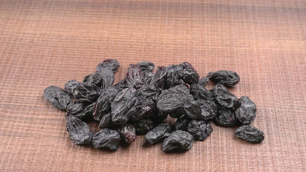 Raisins Secs Biologiques Gros Plan Sur Fond Bois — Photo