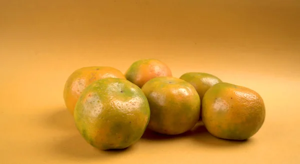 Agrumi Freschi Arancioni Con Foglie Fondo Giallo Succosa Dolce Rinomata — Foto Stock