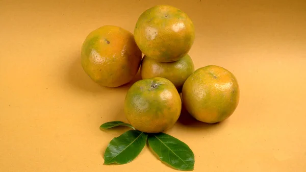 Frutos Cítricos Laranja Frescos Com Folhas Fundo Amarelo Suculento Doce — Fotografia de Stock