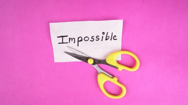 自己動機付けの概念 ピンクの背景に白い紙に不可能な単語の書き込み — ストック写真