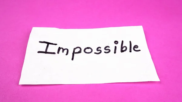 自己動機付けの概念 ピンクの背景に白い紙に不可能な単語の書き込み — ストック写真