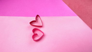 Kağıt kalp güzel arka planda şekillenir. Sevgililer günü kartı konsepti. Üst Manzara. Metin için alanı kopyala.