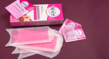 Renkli havluda balmumu şeritlerinin kapatılması, kadın tüyü temizleme konsepti