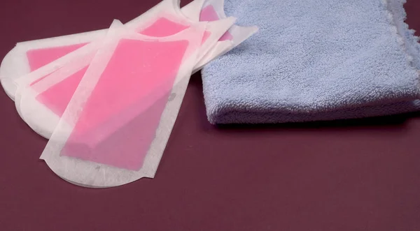 Zbliżenie Pasków Woskowych Kolorowym Ręczniku Koncepcja Depilacji Żeńskiej — Zdjęcie stockowe