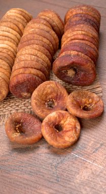 Taze incir ya da Anjeer meyvesi sağlıklı vegan gıda konsepti mutfak masasının arkasında organik kuru meyveler.