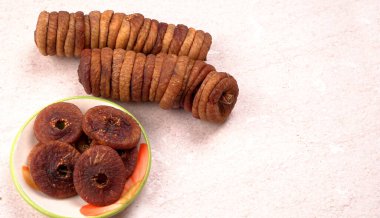Taze incir ya da Anjeer meyvesi sağlıklı vegan gıda konsepti mutfak masasının arkasında organik kuru meyveler.