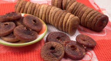 Taze incir ya da Anjeer meyvesi sağlıklı vegan gıda konsepti mutfak masasının arkasında organik kuru meyveler.