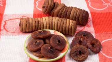 Taze incir ya da Anjeer meyvesi sağlıklı vegan gıda konsepti mutfak masasının arkasında organik kuru meyveler.