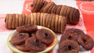 Taze incir ya da Anjeer meyvesi sağlıklı vegan gıda konsepti mutfak masasının arkasında organik kuru meyveler.