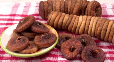 Taze incir ya da Anjeer meyvesi sağlıklı vegan gıda konsepti mutfak masasının arkasında organik kuru meyveler.