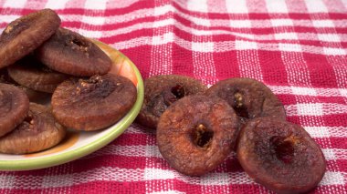 Taze incir ya da Anjeer meyvesi sağlıklı vegan gıda konsepti mutfak masasının arkasında organik kuru meyveler.