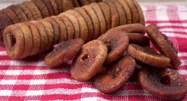 Taze incir ya da Anjeer meyvesi sağlıklı vegan gıda konsepti mutfak masasının arkasında organik kuru meyveler.