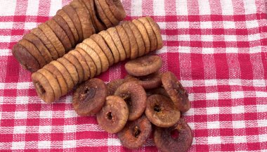 Taze incir ya da Anjeer meyvesi sağlıklı vegan gıda konsepti mutfak masasının arkasında organik kuru meyveler.