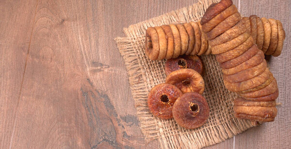 Свежие инжир или Anjeer фрукты здоровой веганской концепции питания органические сухофрукты на кухонном столе.