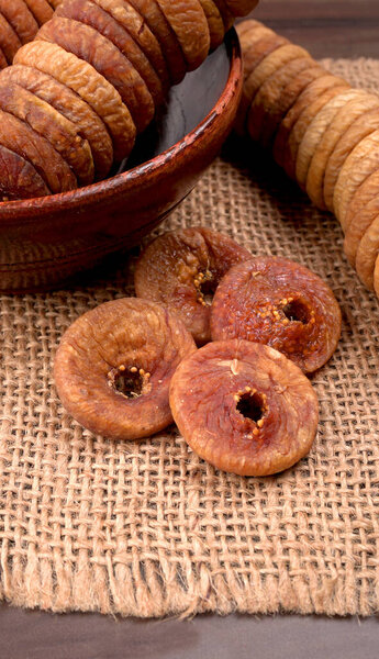 Свежие инжир или Anjeer фрукты здоровой веганской концепции питания органические сухофрукты на кухонном столе.