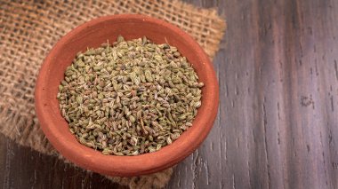 Rezene çok aromatik ve lezzetli bir bitkidir. Yemek ve içecekler nefes tazeleyici olarak kullanılır..