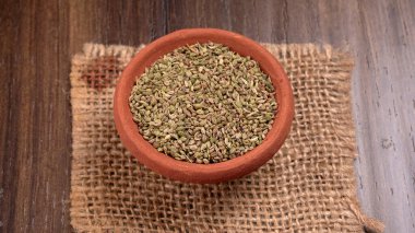 Rezene çok aromatik ve lezzetli bir bitkidir. Yemek ve içecekler nefes tazeleyici olarak kullanılır..