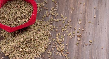 Rezene çok aromatik ve lezzetli bir bitkidir. Yemek ve içecekler nefes tazeleyici olarak kullanılır..