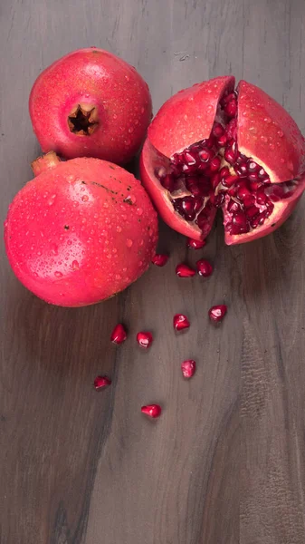 Frische Granatäpfel Reich Natürlichen Antioxidantien Konzept Von Roten Früchten Vitaminen — Stockfoto