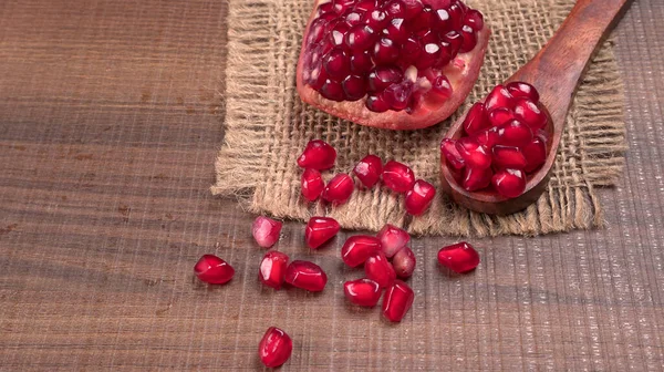 Tuore Granaattiomena Runsaasti Luonnollisia Antioksidantteja Käsitys Punaisia Hedelmiä Vitamiineja Luonnon — kuvapankkivalokuva